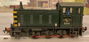 31-337B 04 Diesel Shunter BR Green Wasp Stripes D2228